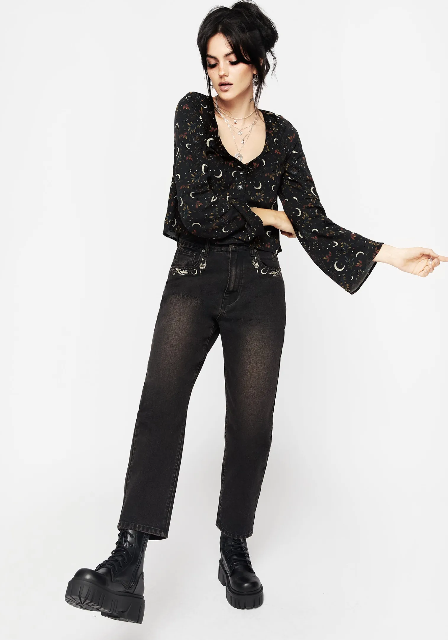 Abundia Embroidered Mom Jeans