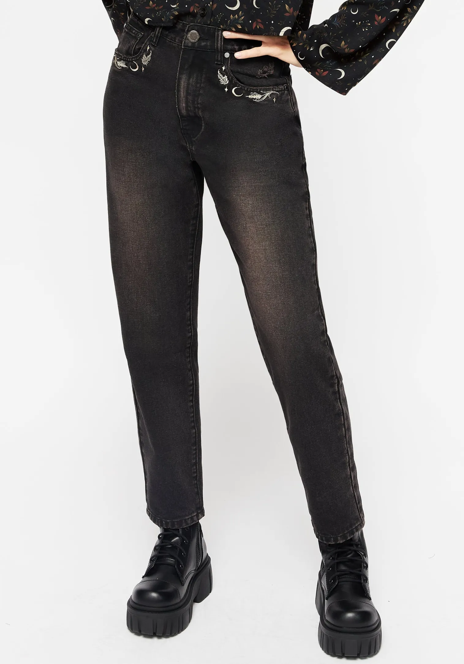Abundia Embroidered Mom Jeans