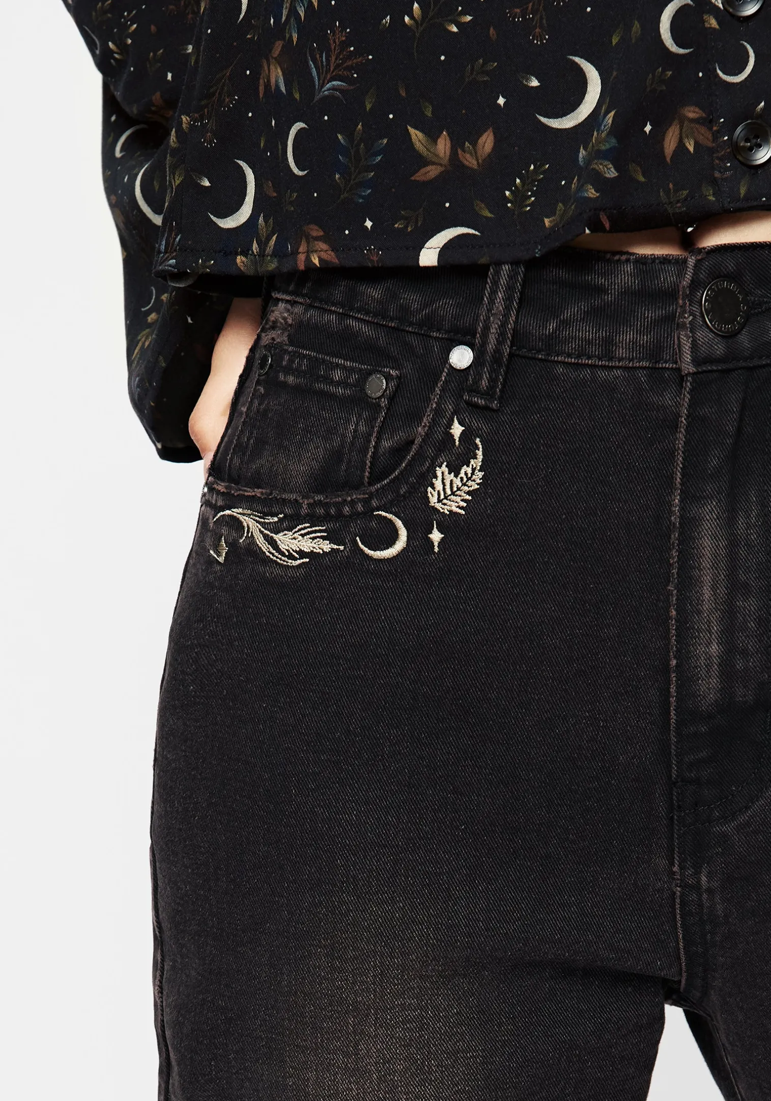 Abundia Embroidered Mom Jeans