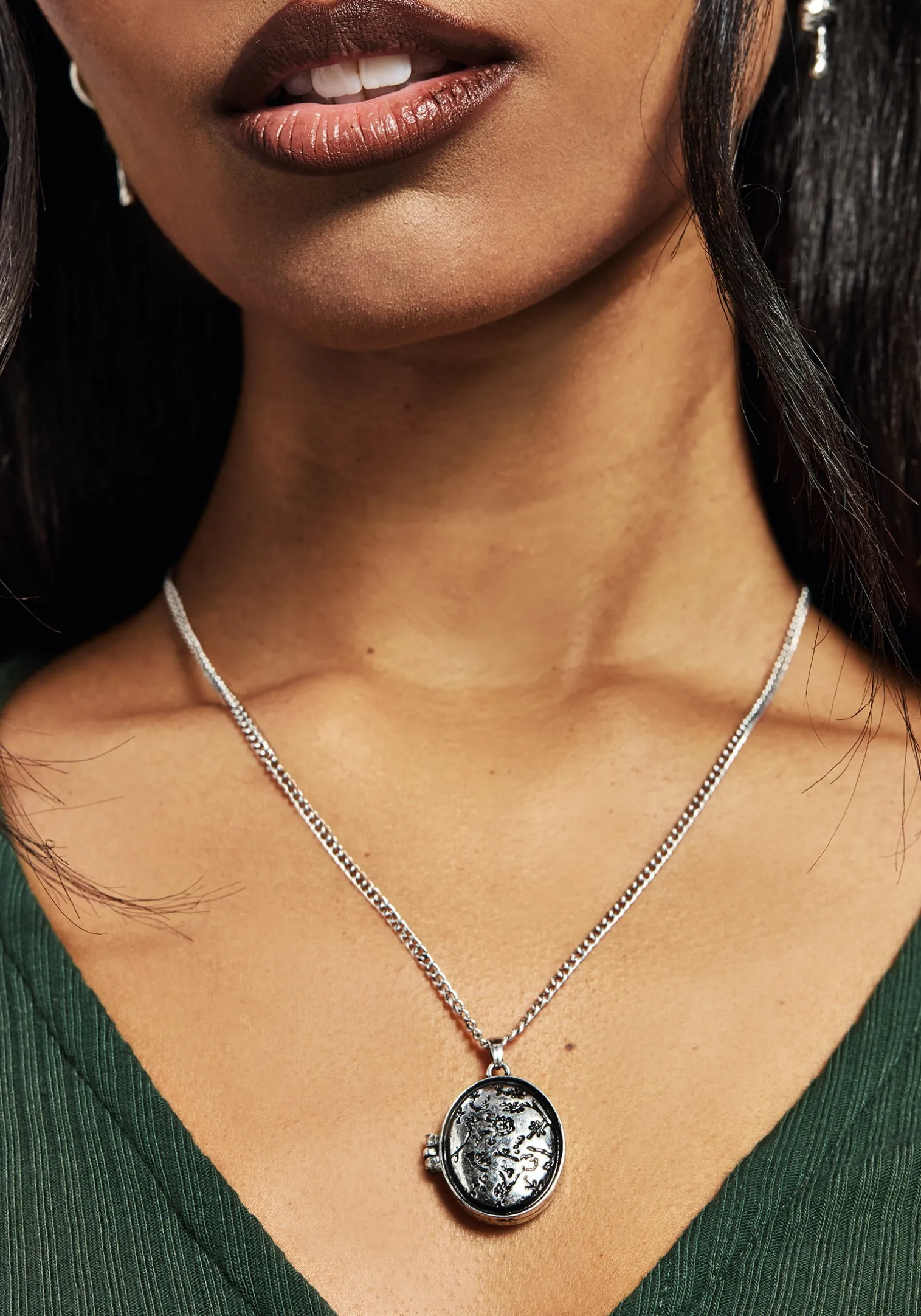 Cerelia Etched Locket Necklace