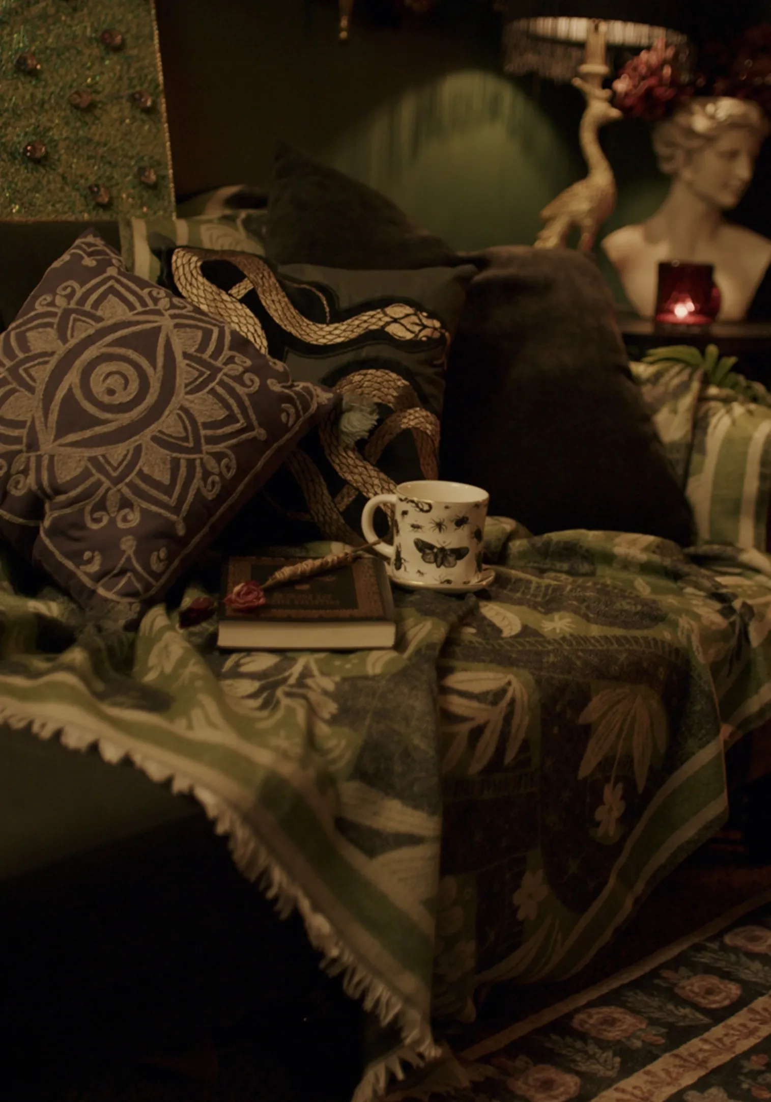 Deception Floral Snake Woven Blanket - Green