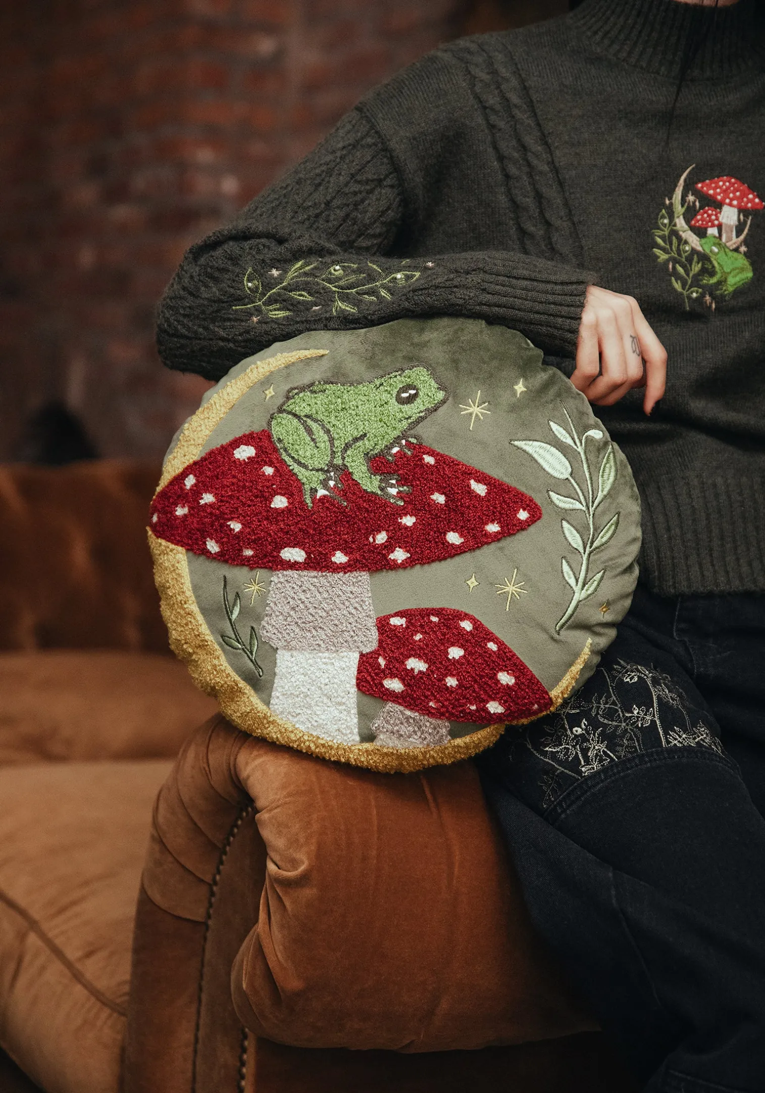 Swamplife Embroidered Velour Round Cushion